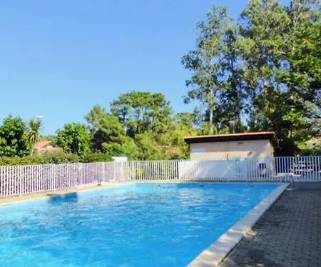 Proche Avec Piscine